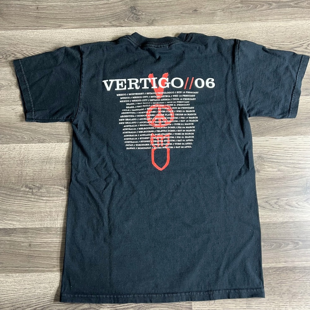U2 Vertigo Tour T Shirt Mens Small 2006 Rock‎ Music Bono The Edge Peace SIgn - Picture 3 of 9